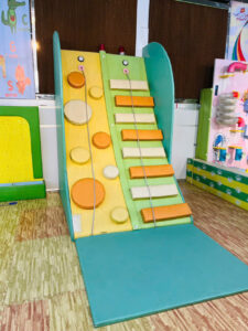 Bạn nhỏ nào dám chinh phục đỉnh núi cao chót vót nè? 🤩