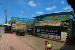 💡 Bán nước cả ngày nha, nên dù sáng sớm, trưa nắng hay tối muộn, ba mẹ vẫn có chỗ “nạp pin” trong lúc ngồi chờ con vui chơi.