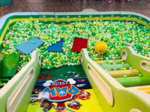 Các bé mà bước vô nhà banh là như lạc vào một thế giới đầy màu sắc 🌈💛💚🤍. Nào là hàng ngàn quả banh xanh – vàng – trắng tung tăng, nào là cầu trượt siêu xinh để tha hồ thả mình bay xuống, tiếp đất trong biển banh mềm mại siêu đã 😍.