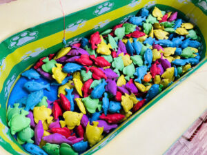 Bạn có biết, ở khu vui chơi tụi mình có một “đại dương thu nhỏ” đầy màu sắc cực kỳ vui nhộn không? 🌈Hàng trăm chú cá đỏ, xanh, tím, vàng tung tăng trong hồ, chỉ chờ các bé và ba mẹ trổ tài câu về thôi.