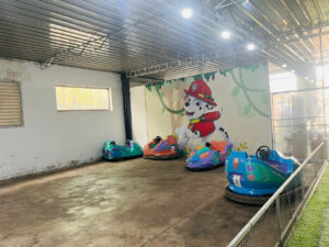 👉 Nếu hỏi trò nào “gây nghiện” nhất ở khu vui chơi thì chắc chắn phải nhắc đến Xe điện đụng 🚗💥🚙.Vừa lái xe như tay đua nhí, vừa cười nghiêng ngả khi va chạm “bụp bụp” siêu vui, chắc chắn bé nào cũng thích mê!